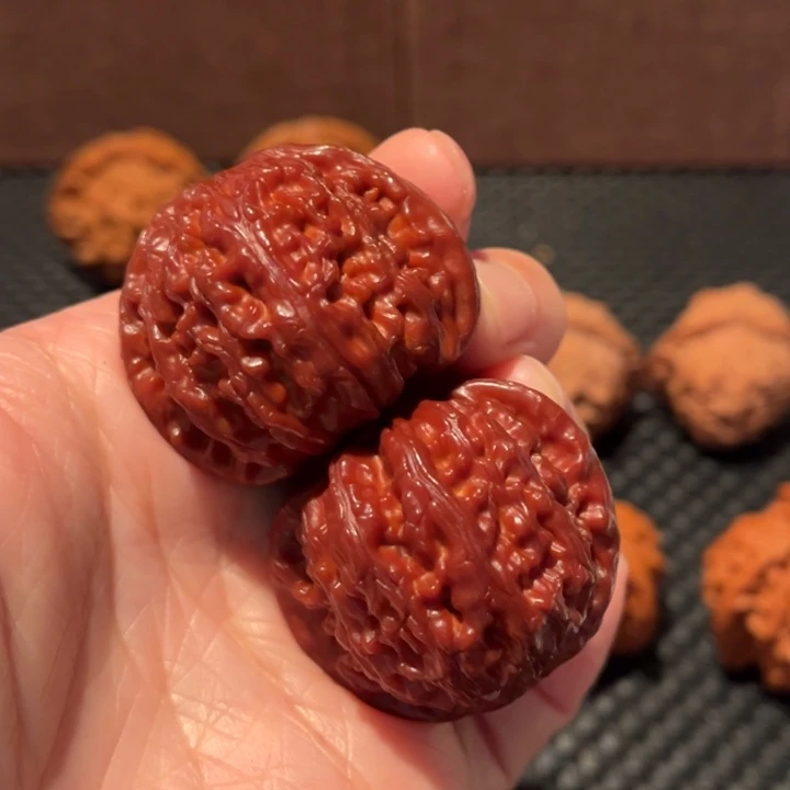 文玩核桃吊坠白狮子