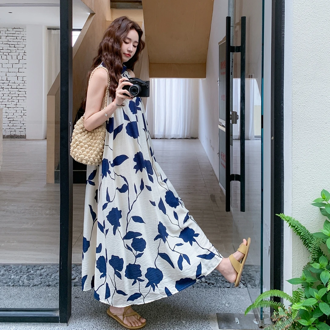 法式温柔风碎花挂脖吊带连衣裙女2025夏季新款甜美显瘦巨好看裙子