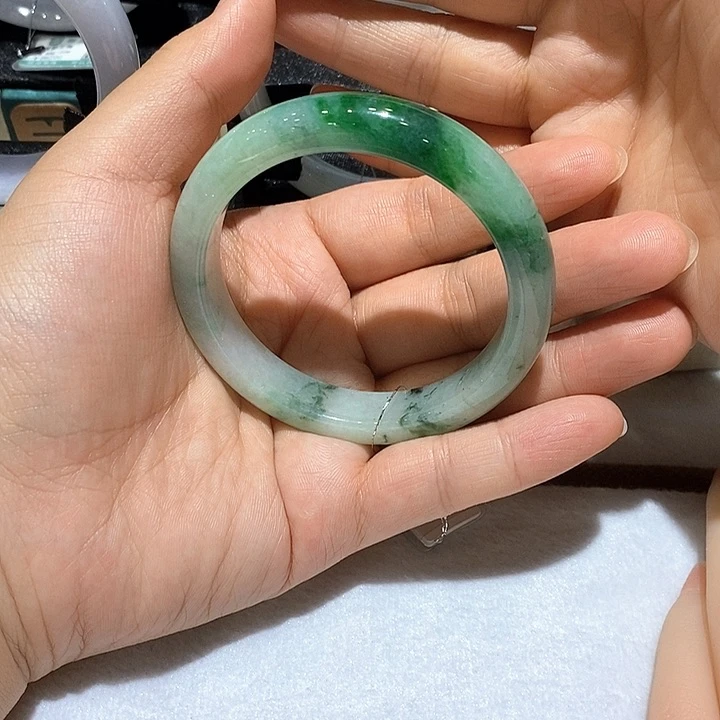 翡翠手镯未镶嵌翡翠手镯