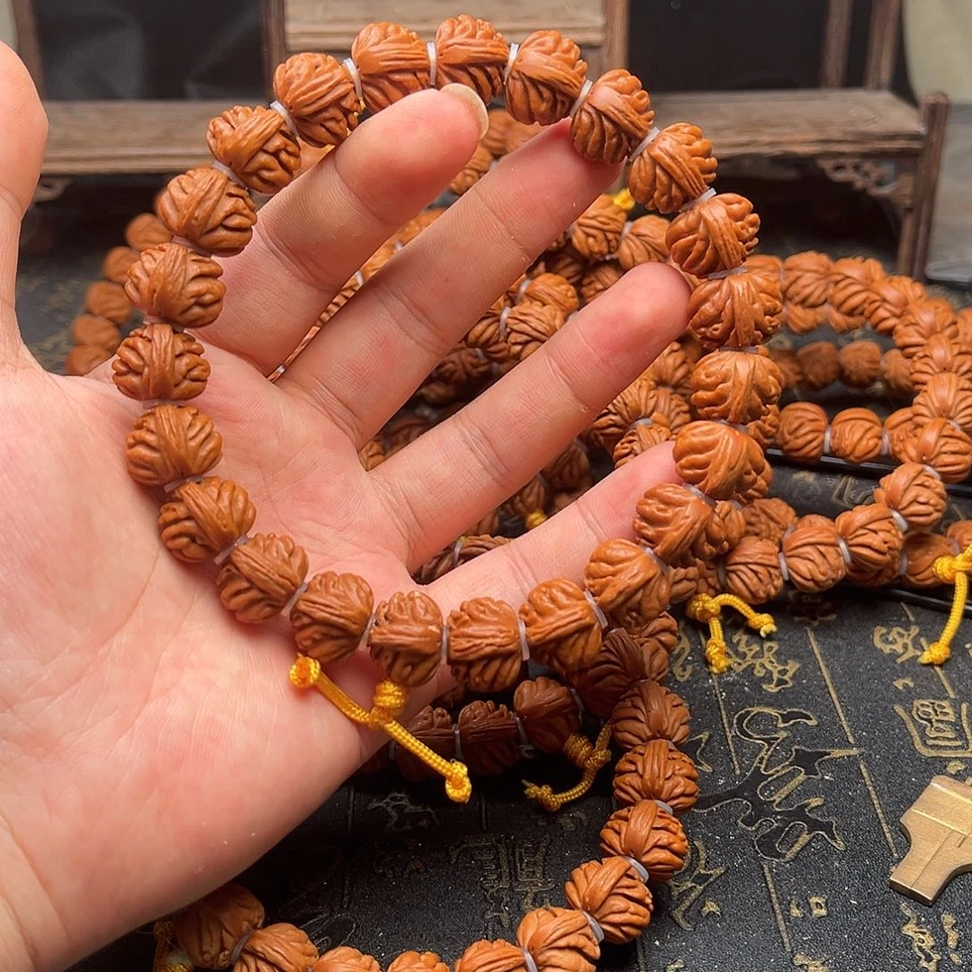 桃核吊坠桃和手持