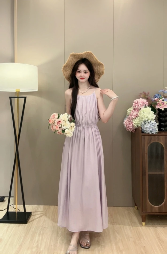 纯欲风小心机露腰挂脖连衣裙女夏海边度假风褶皱收腰大摆过膝长裙