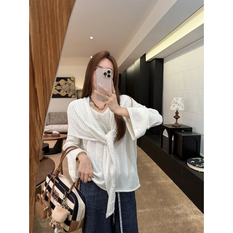 张涩涩25早秋"奢柔伴侣" 白色真丝羊毛V领针织衫+大披肩套装