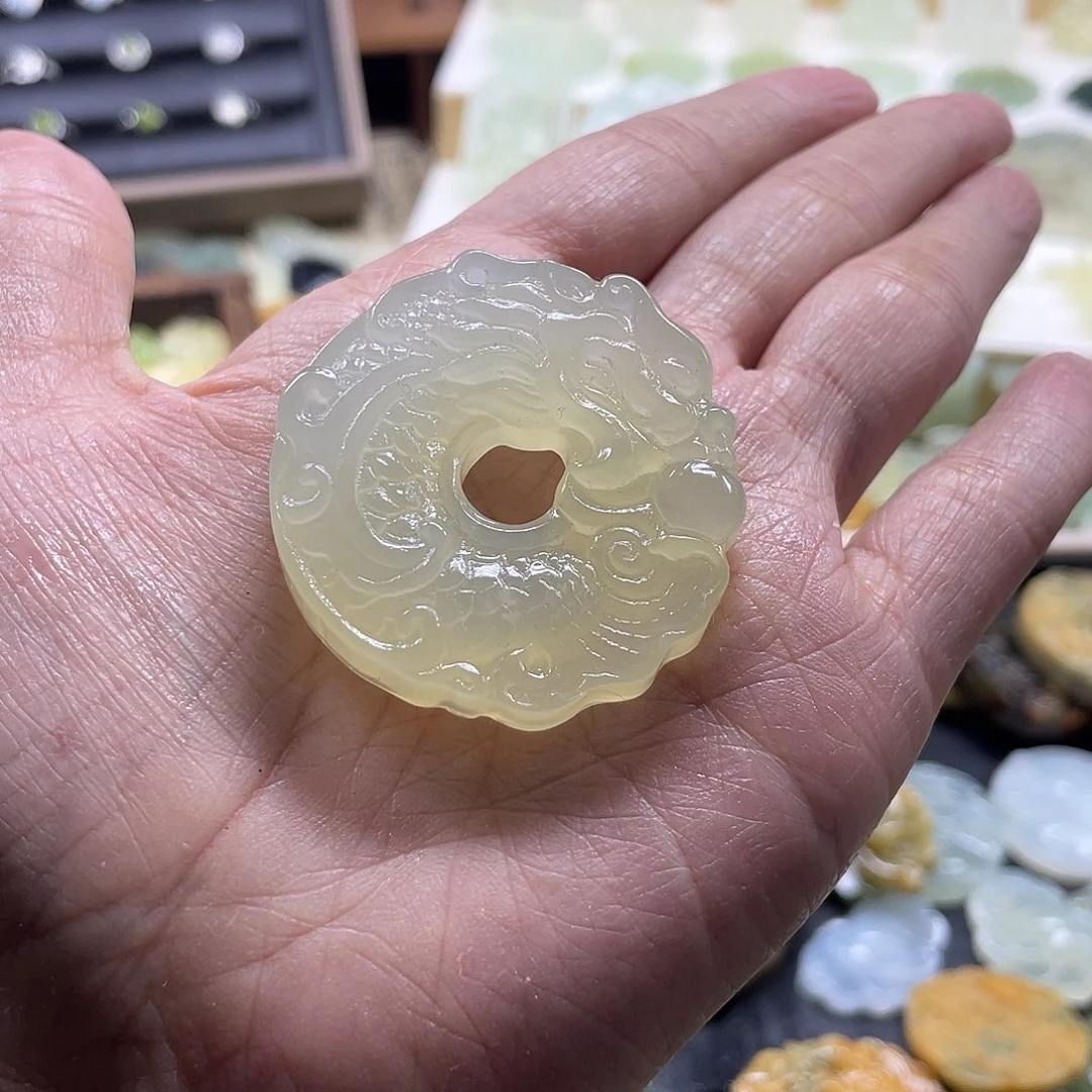 蛇纹石玉颈饰未镶嵌叫***宴