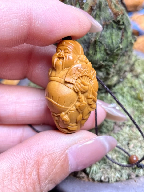 恭喜发财财神橄榄核雕刻