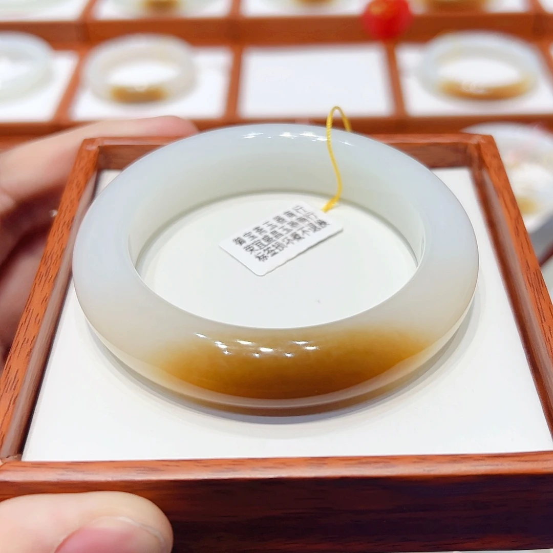 和田玉手镯未镶嵌小*儿且末一口蜜红糖