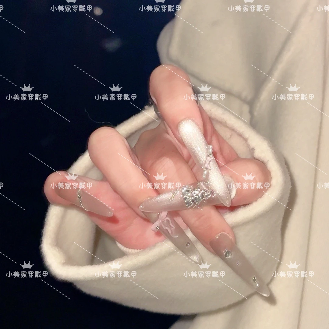 圣诞树裸色猫眼圣诞新款蝴蝶结拼钻爆闪显白气质仙气纯手工穿戴甲