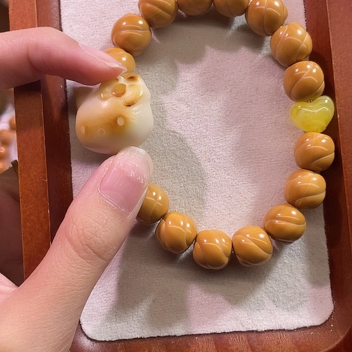 猴头核桃吊坠卷卷酥手串