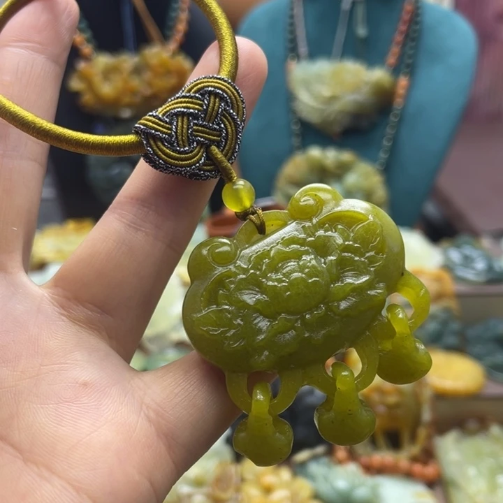 蛇纹石玉未镶嵌颈饰