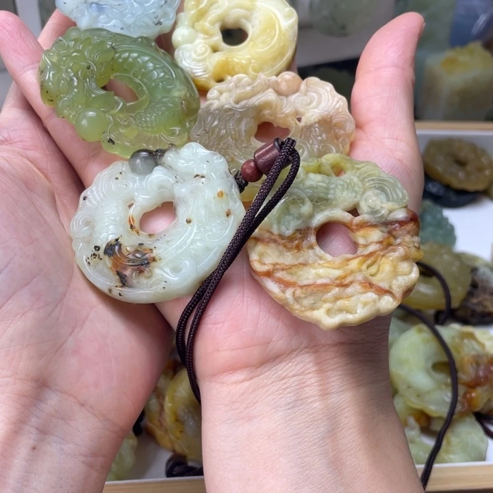 新***家合金蛇纹石玉颈饰