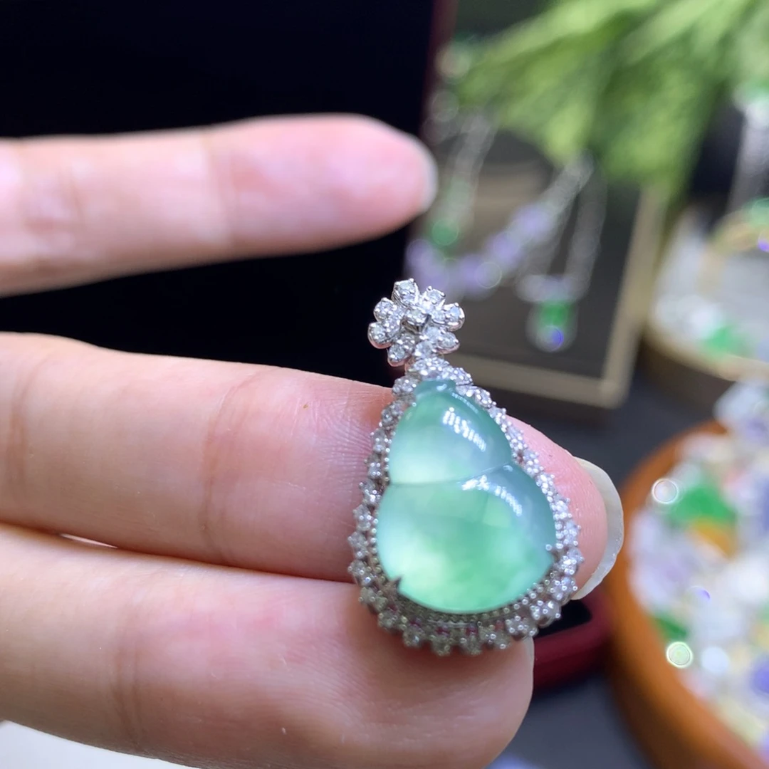 颈饰18K金镶嵌翡翠