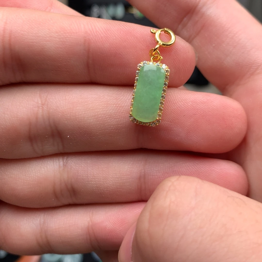 翡翠未镶嵌颈饰你是