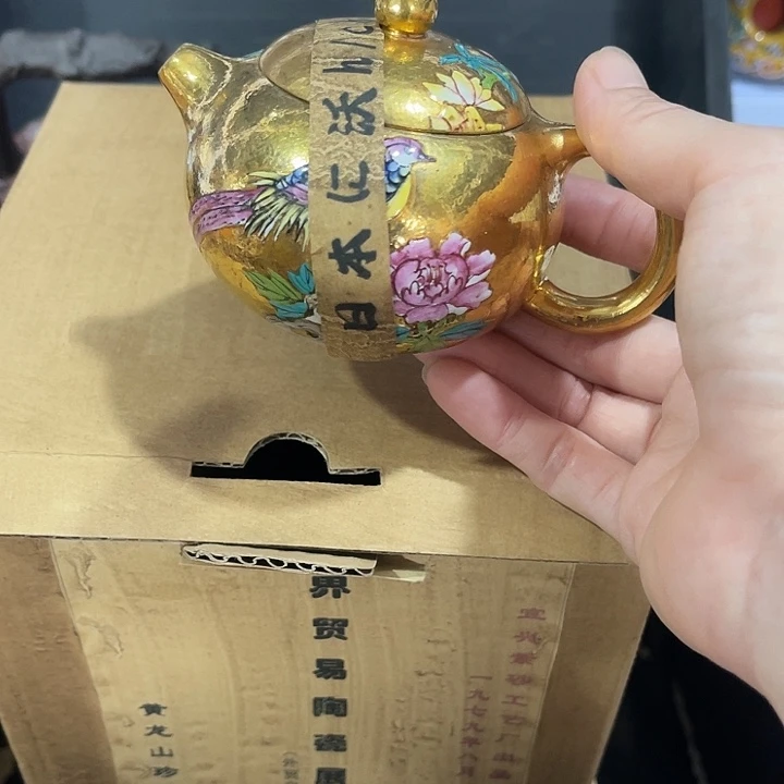 茶壶紫泥原矿泥料手工制作的一把紫砂壶。