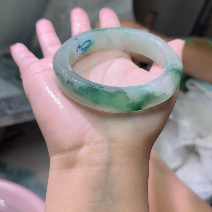 h***然未镶嵌手镯石英质玉（非洲翠）定制