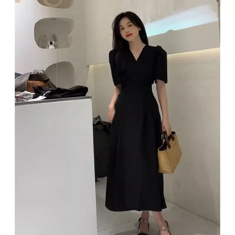 夏季新款法式高级气质优雅简约女神别致绝美通勤黑色显瘦连衣裙女