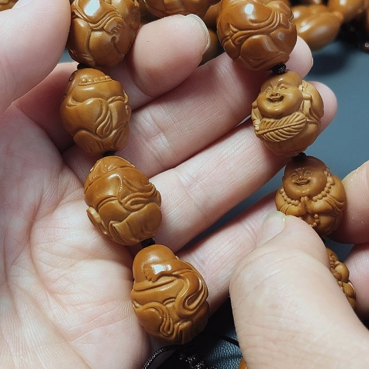 胖弥勒，橄榄核雕工艺