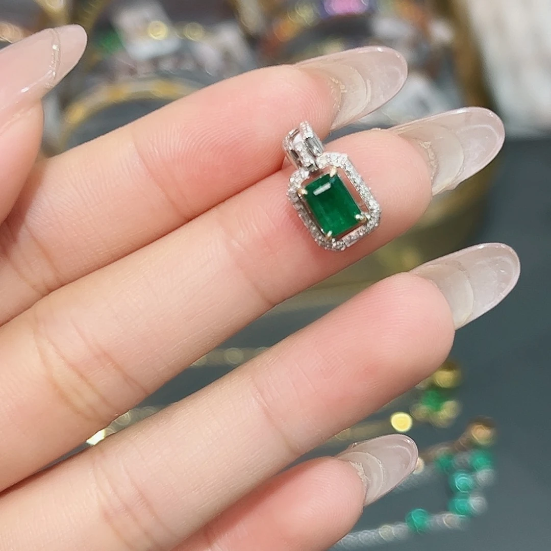 18K金镶嵌颈饰祖母绿