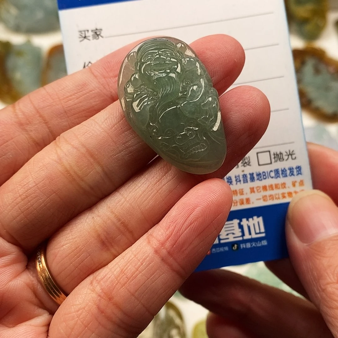 翡翠未镶嵌颈饰财神