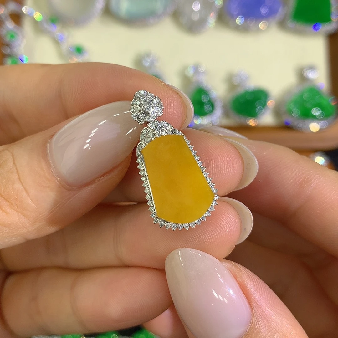 翡翠18K金镶嵌颈饰无事牌