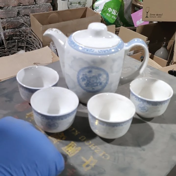 摆件盘子碗茶壶啥都有