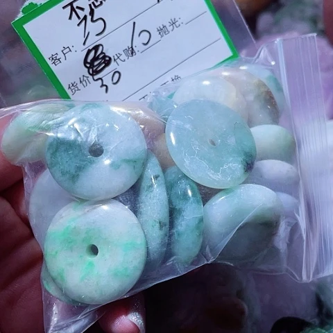 瞿***巧翡翠未镶嵌颈饰缅甸