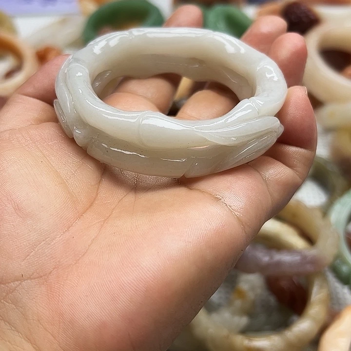 未镶嵌手镯石英岩玉承****丽