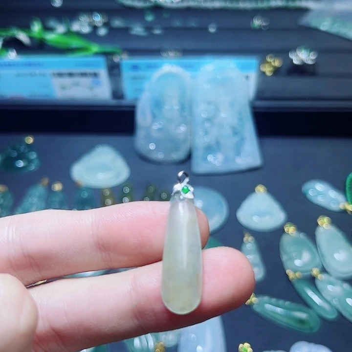 翡翠18K金镶嵌颈饰翡翠