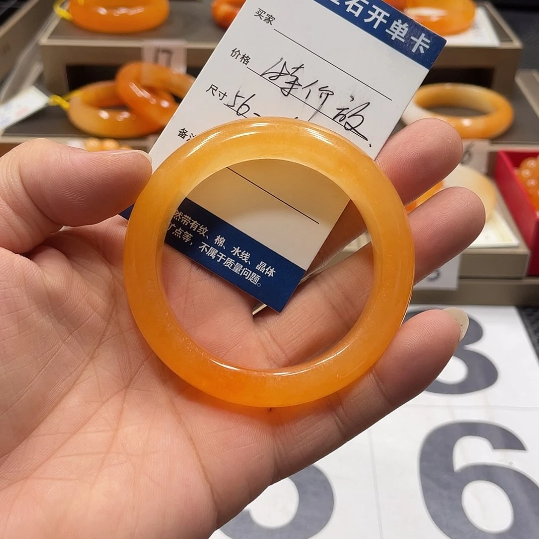 未镶嵌石英质玉（黄龙玉）手镯