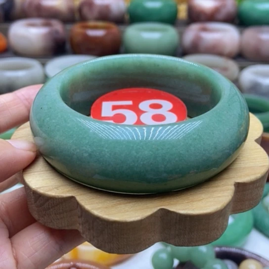 未镶嵌手镯石英质玉