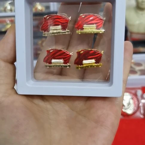 其他普通金属?****?红色收藏纪念章4个