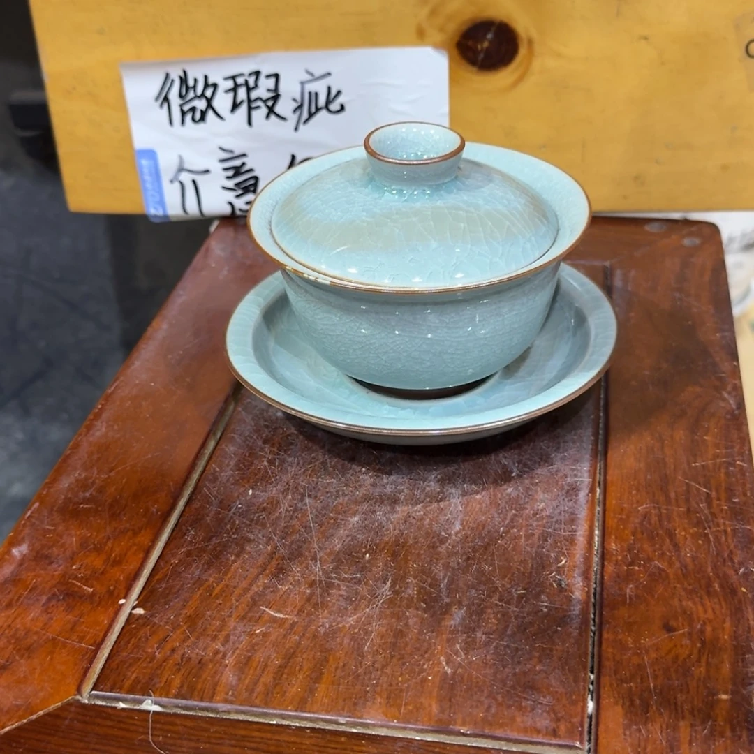 微瑕疵介意勿拍陶瓷器皿M110色泽略有微瑕疵介意勿拍，无缺口