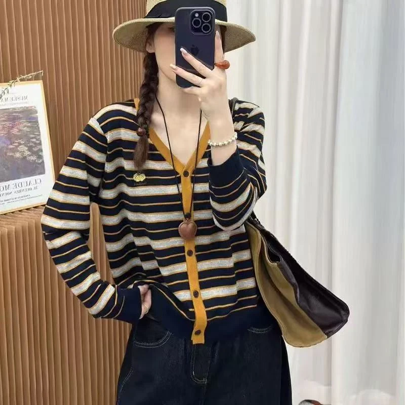 2025秋冬新品时尚条纹撞色 针织开衫 韩版 V领 字母毛衣