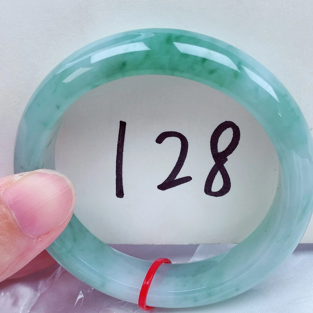 翡翠手镯未镶嵌翡翠