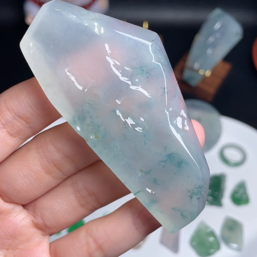翡翠未镶嵌颈饰飘花观音