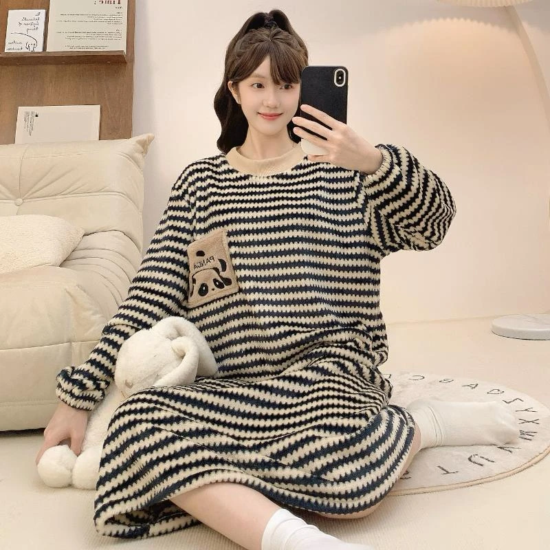 300斤睡裙女法兰绒秋冬季长袖卡通条纹加厚绒宽松睡衣长款家居服