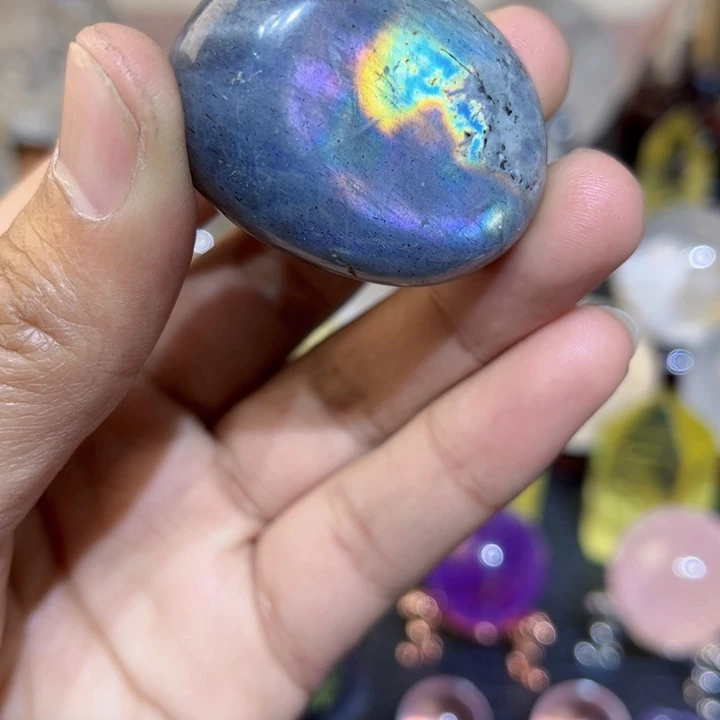 长石手握未镶嵌拉长石