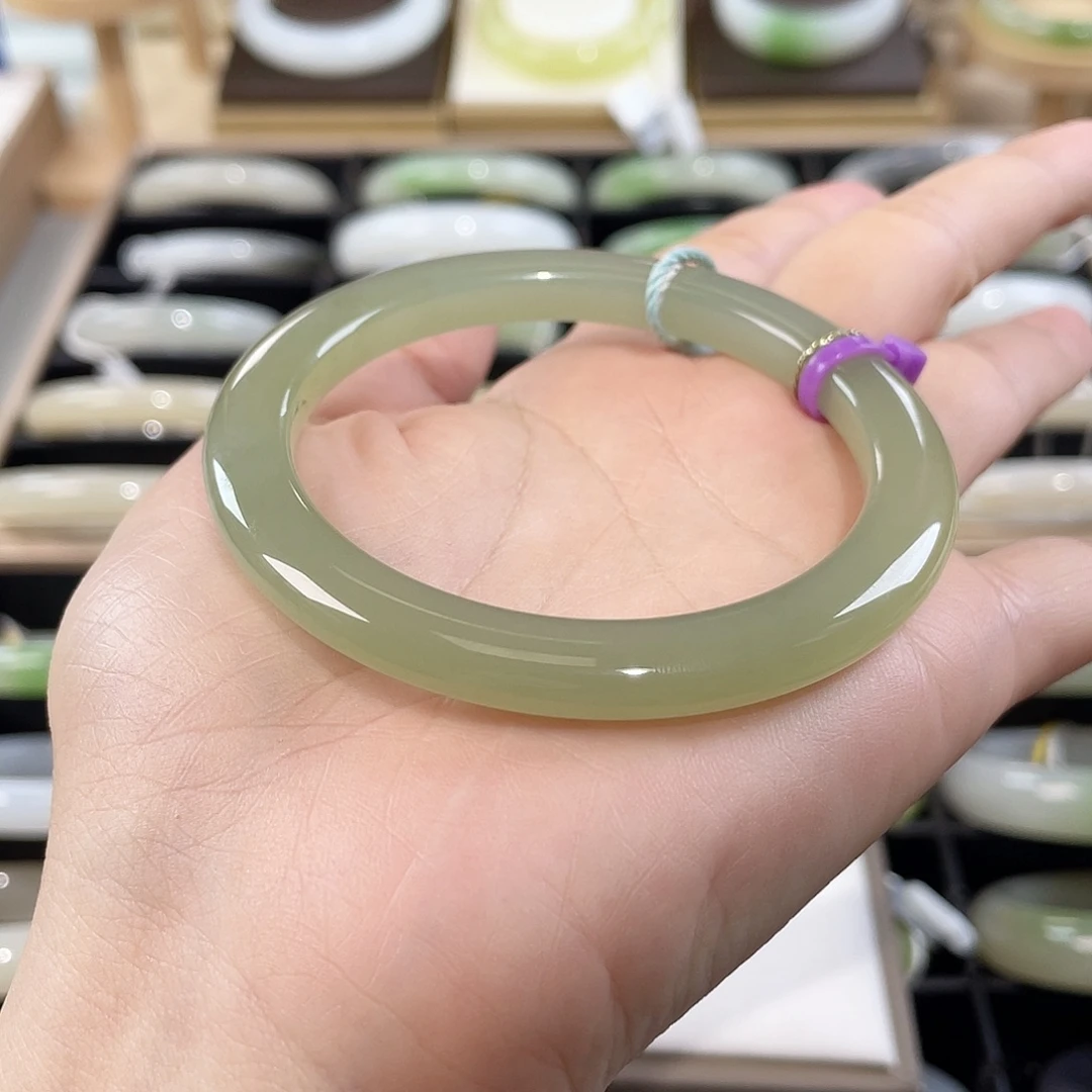 和田玉未镶嵌手镯猫光，无包容，漏款