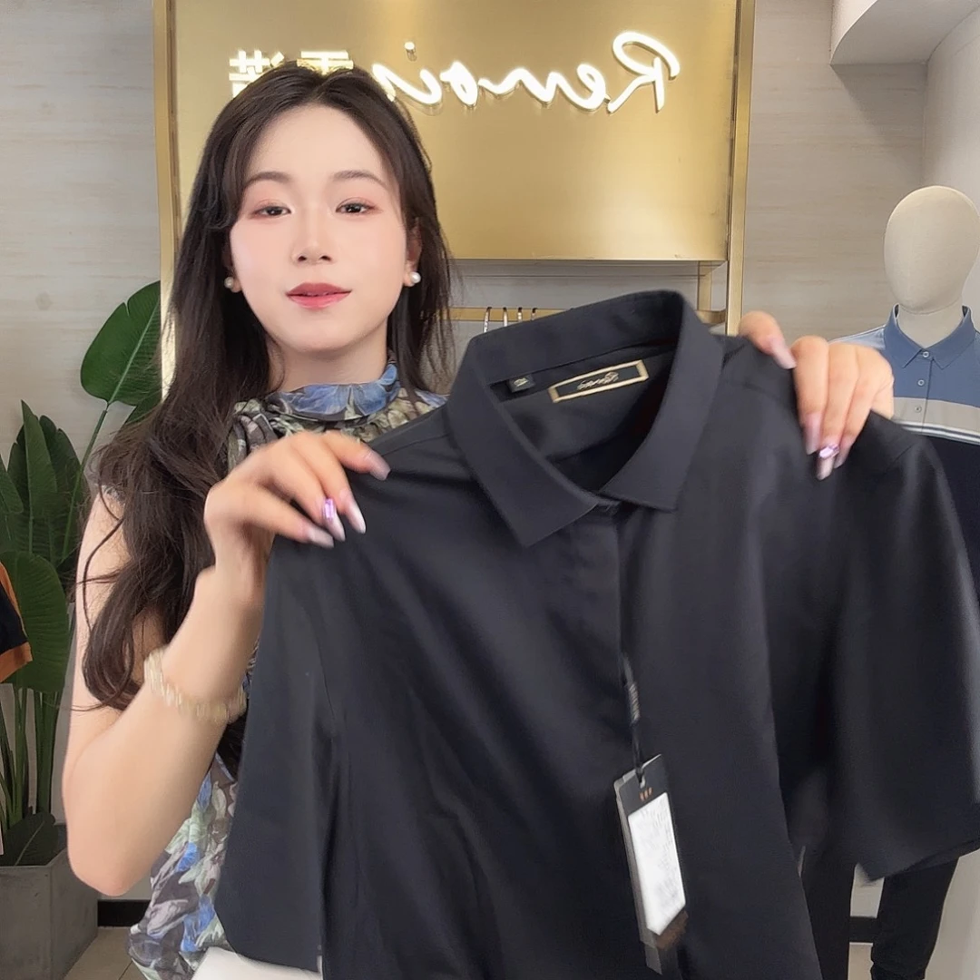 衬衣的颜色也是非常好看了呢