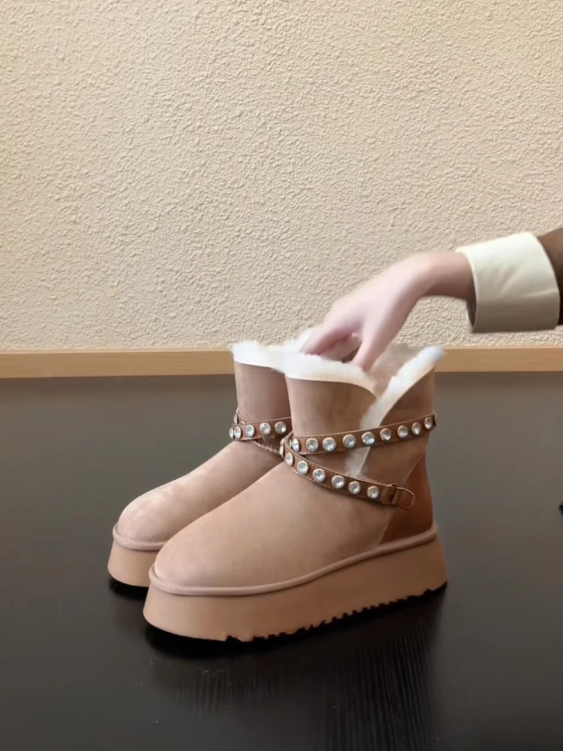 Pokoy-4cm厚底加绒保暖设计感皮面拼接水钻交叉带短筒雪地靴