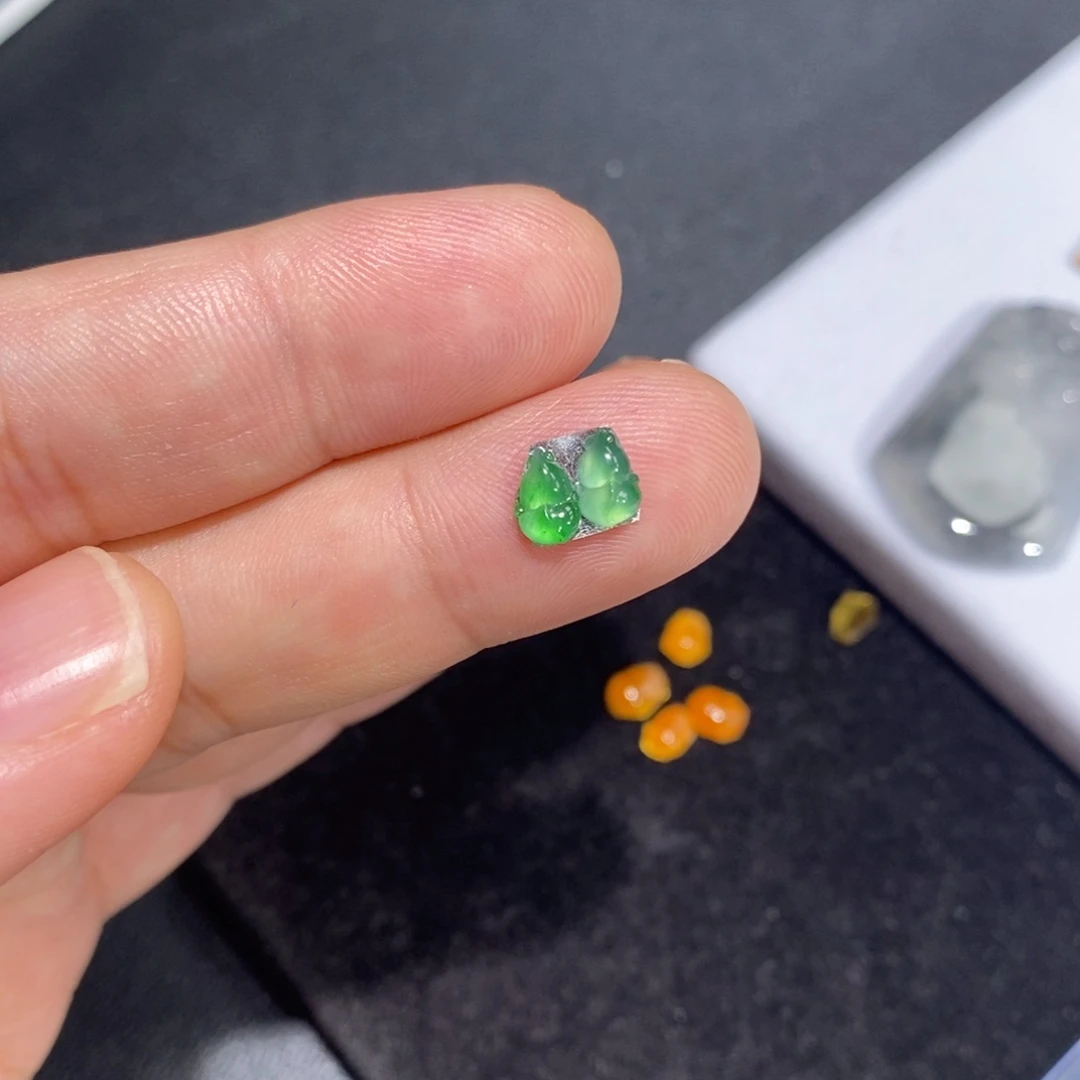 翡翠裸石冰绿金鱼1对