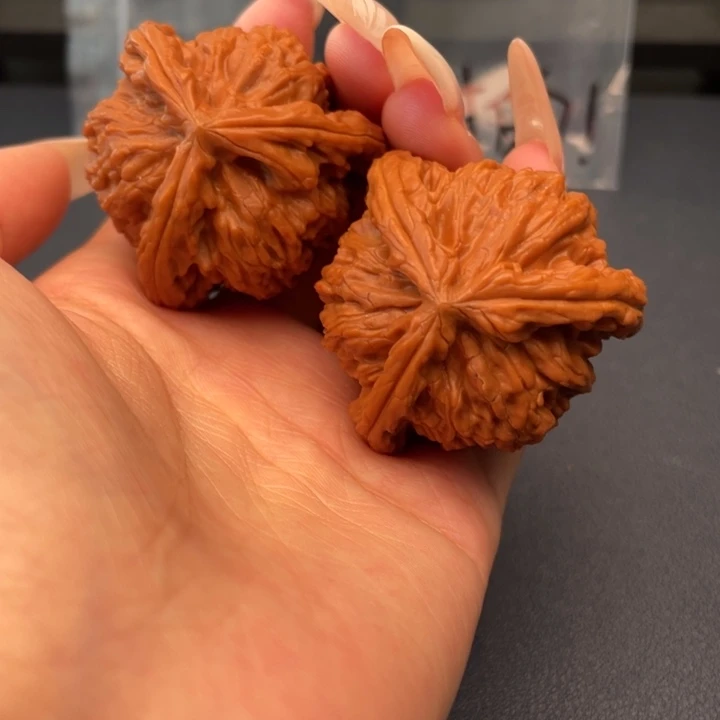 建***，文玩核桃吊坠白狮子