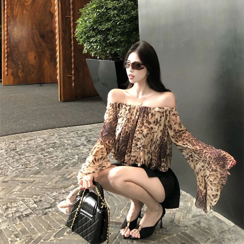 早秋新款性感小野猫一字斜肩露肩豹纹喇叭袖衬衫短款长袖上衣