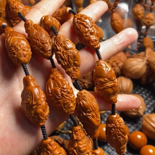 橄榄核吊坠骑兽罗汉