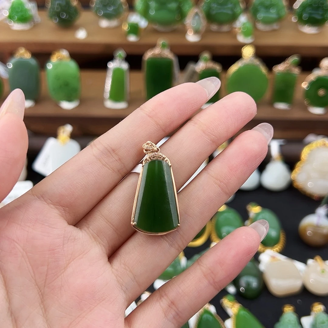 和田玉18K金镶嵌吊坠(不含链)老坑菠菜绿无事牌23mm