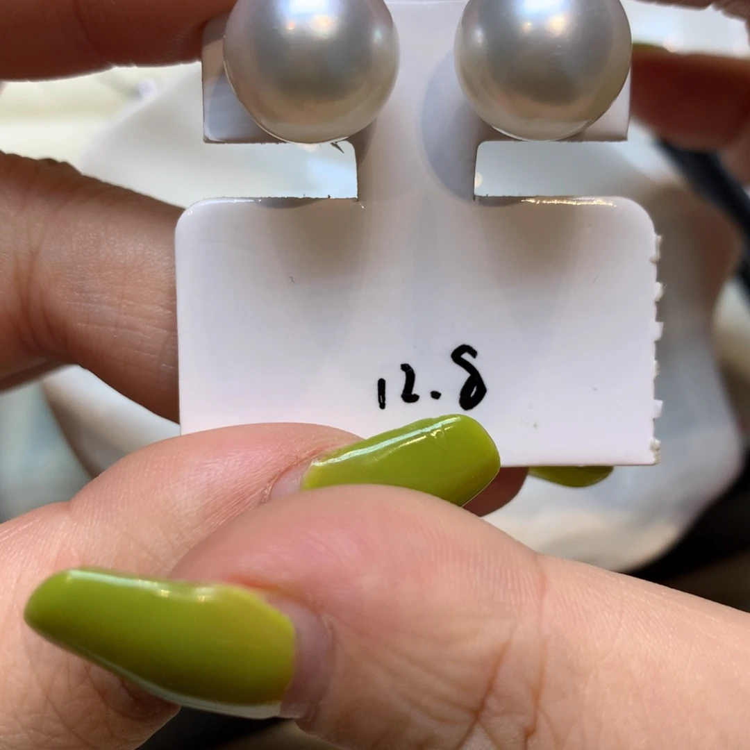 18K金镶嵌海水珍珠耳饰