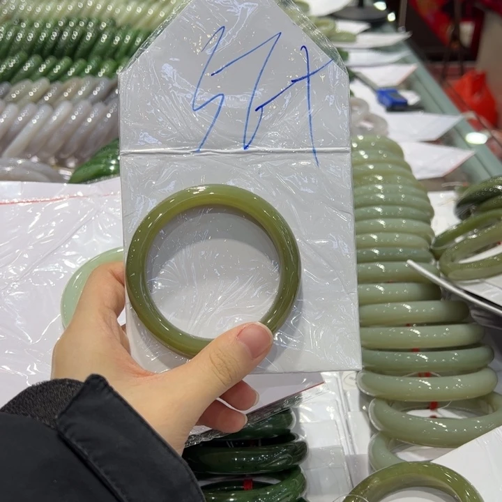 小***暖和田玉未镶嵌手镯