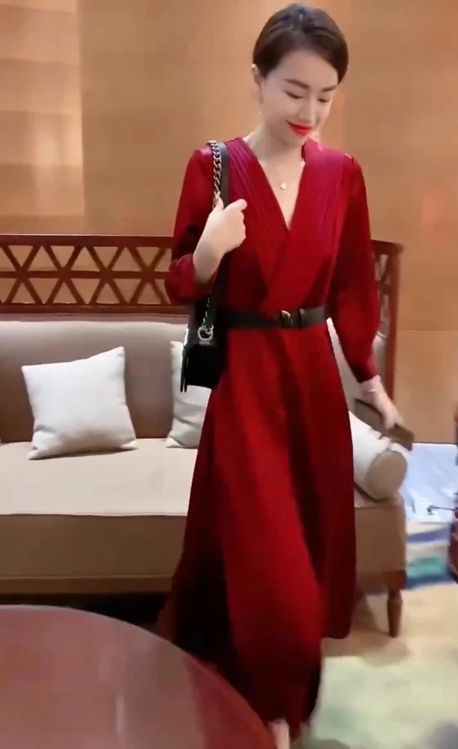 时尚潮流V领设计百褶长裙连衣裙遮肉显瘦气质高雅款