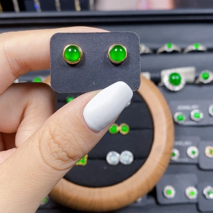 翡翠未镶嵌耳饰翡翠款式多人