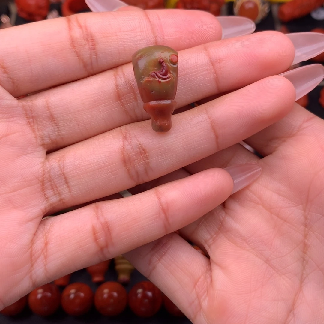 南红玛瑙未镶嵌包浆三通12