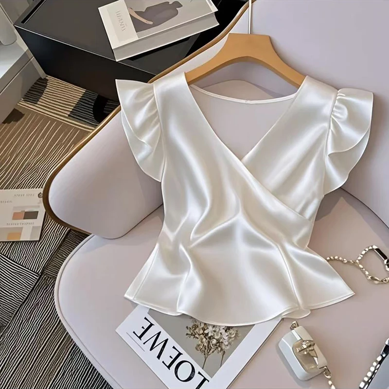 2025夏季新款独特高级感V领白色显瘦上衣飞飞袖超好看缎面小衫T恤