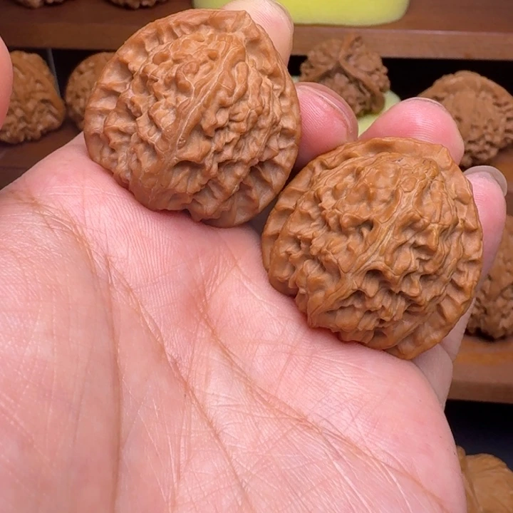 文玩核桃吊坠三角白全品